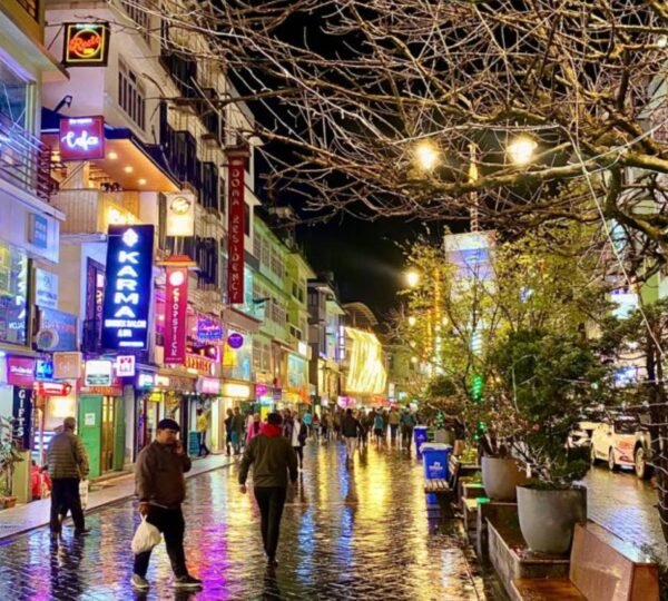 Lively MG Marg in Gangtok during evening time