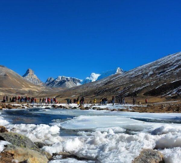 Snowy plateau and peaks at Zero Point near Lachung